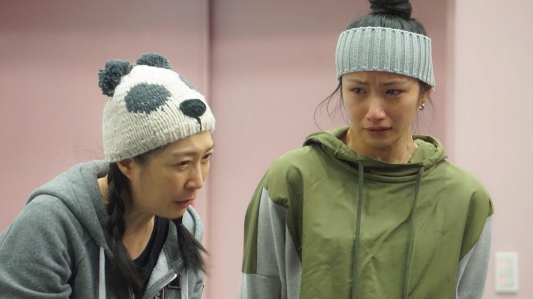 黃嘉千(左)、李千娜在排練現場會互相請益交流對方。(圖/翻攝自果陀劇場提供)