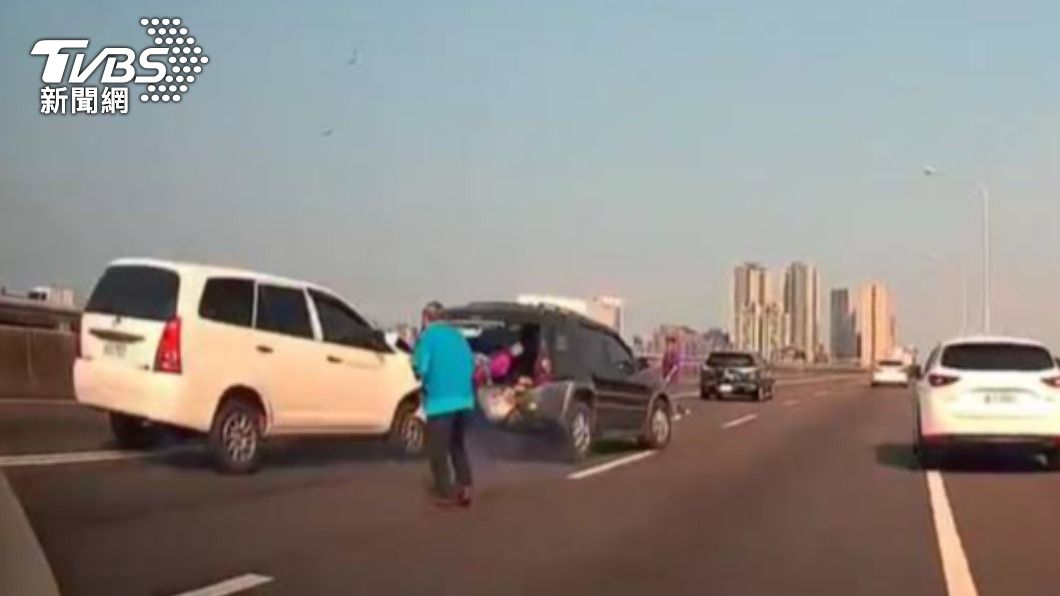 五楊高架驚險車禍!廂型車猛撞事故現場 車主差1m險升天
