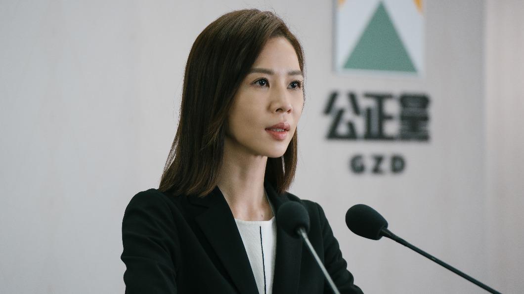 謝盈萱飾演黨部文宣部副主任、發言人「翁文方」。(圖/Netflix提供)