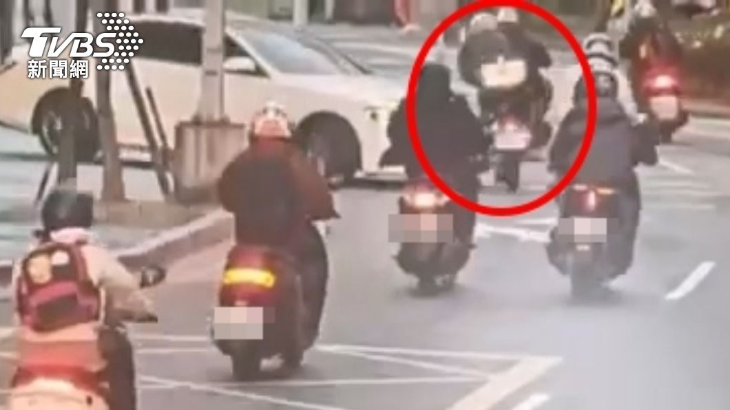 賓士開出停車場逆向撞倒直行騎士 長髮女駕駛急忙道歉