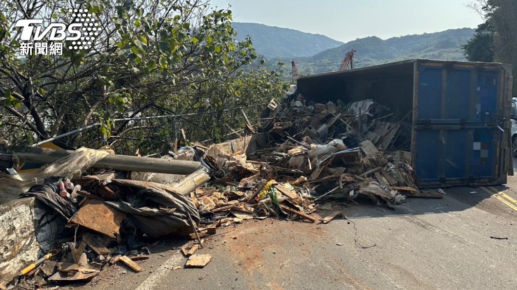 砂石車過彎疑煞車失靈 撞護欄側翻...車道上滿地廢物