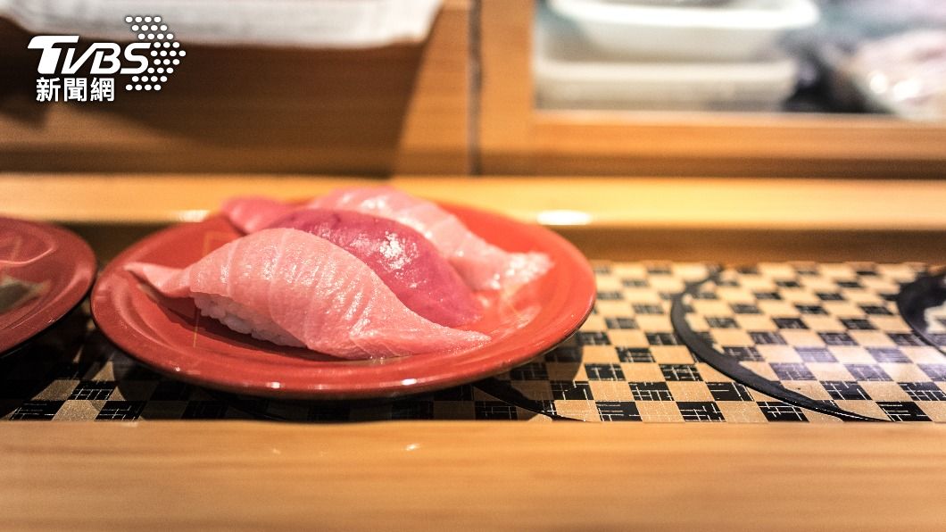 超噁!傳男童對壽司轉台連吐5次口水 網友炎上:家長無制止