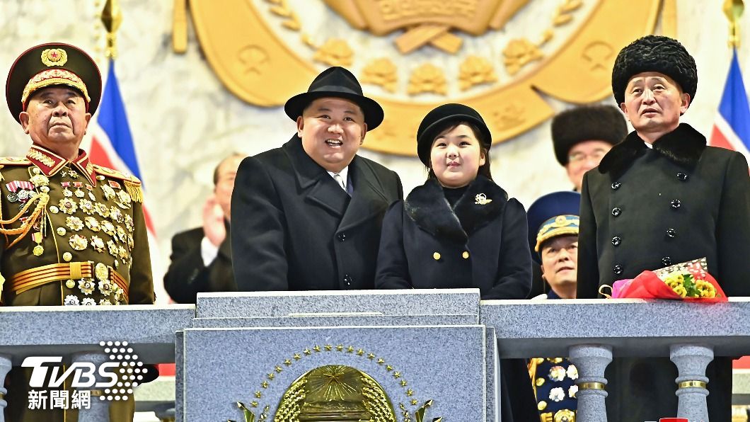 金正恩(中左)頻繁帶著女兒金主愛(中右)曝光,似乎有宣告四代繼承合法性的意味。(圖/達志影像美聯社)