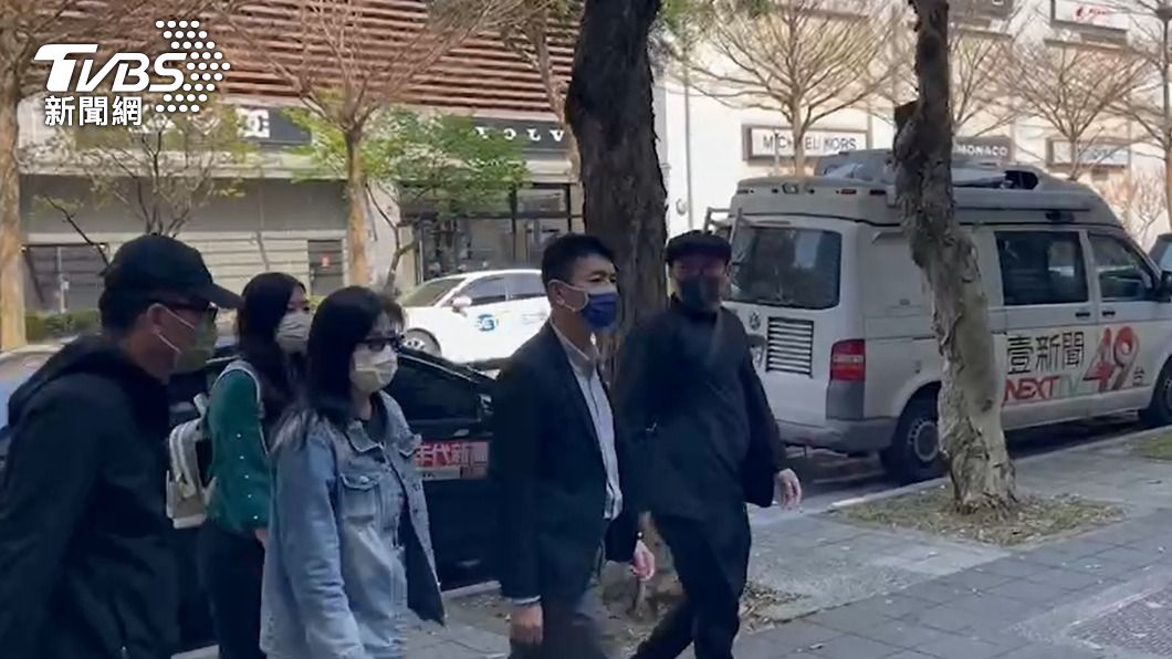 金曲歌王荒山亮現身林口分局。(圖/TVBS)