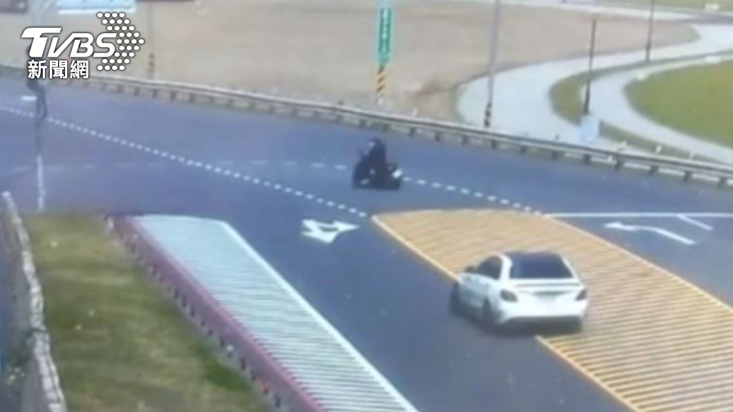 騎士依規定左轉,賓士為超車違規跨越網狀線。(圖/TVBS)