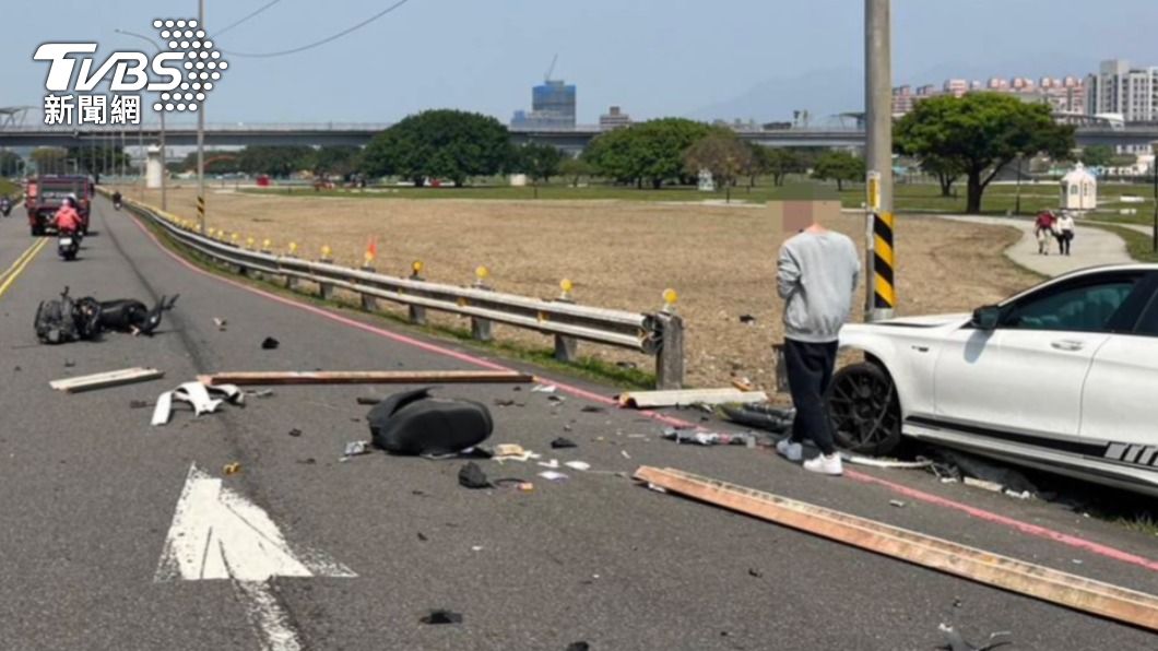 賓士疑似為超車撞死騎士。(圖/TVBS)
