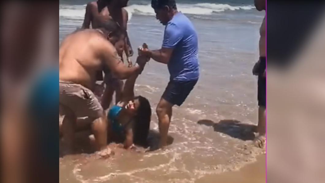 巴西皮達德海灘單日接連發生鯊魚攻擊的流血事件。（圖／翻攝自推特影音）