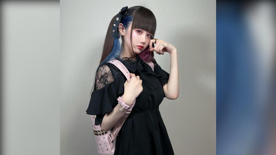Yurinya除了重訓鍛鍊，還喜歡Cosplay，圖為她打扮成漫畫作品《明天，我會是誰的女友》的角色高橋優愛。（圖／翻攝自Yurinya IG）