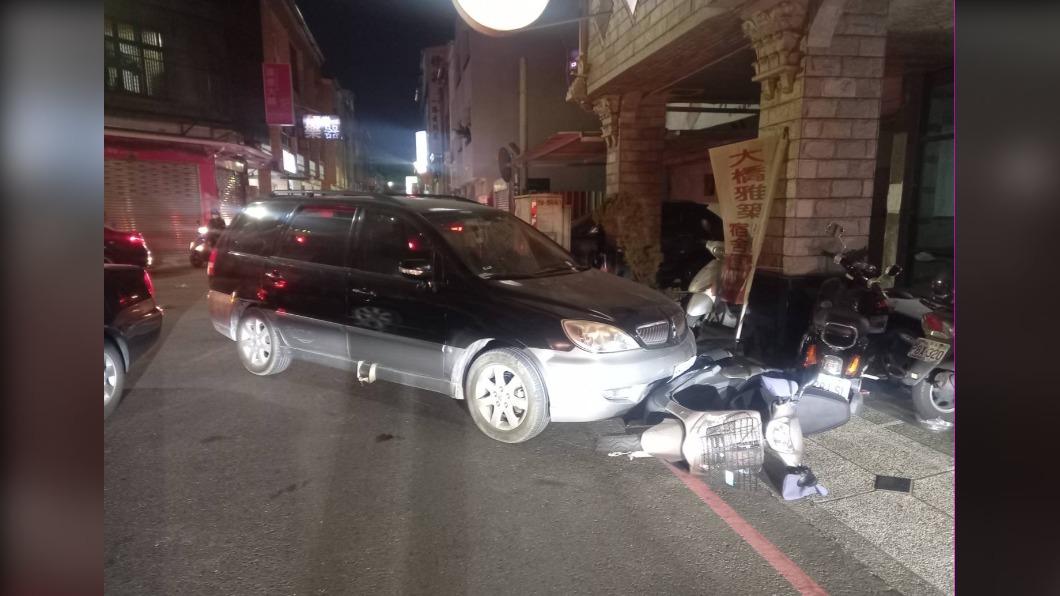 移工違停拒檢 遭警方圍捕棄車 警連忙肉身拉車救人