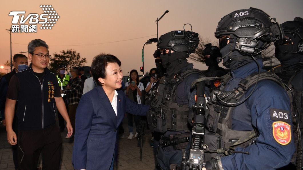 盧秀燕抵達球場、保警場外待命。(圖/胡瑞麒攝)