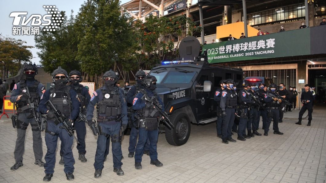 保警防爆車在球場外待命。(圖/胡瑞麒攝)