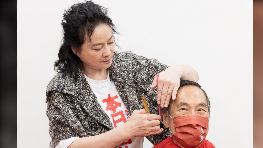 陸小芬幫長者剪頭髮，直呼緊張。（圖／威視電影提供）