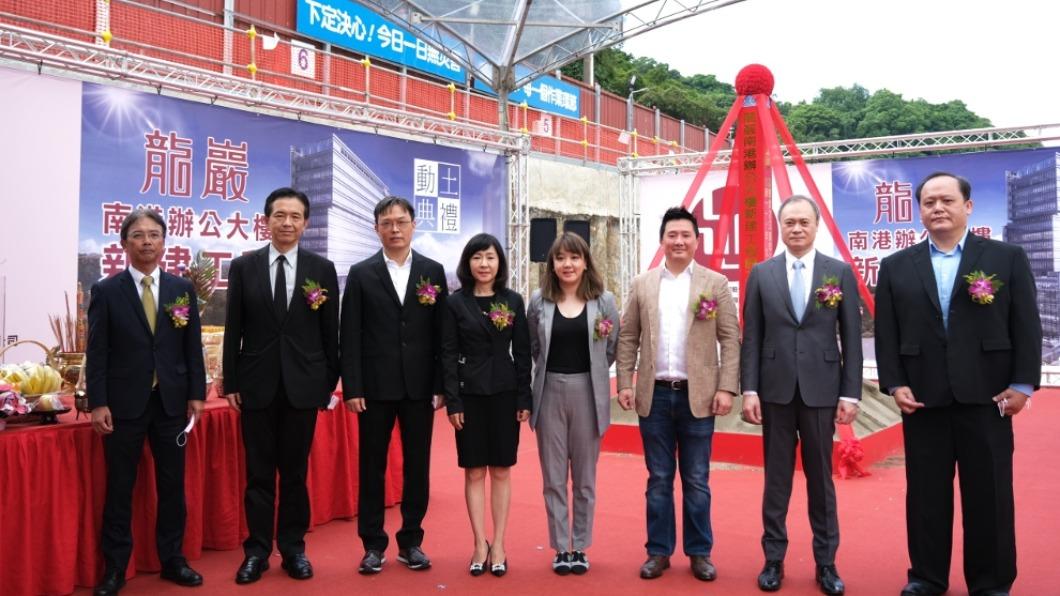 Kelly Lee帶領各主管出席龍巖南港商辦大樓進行開工典禮。(圖/翻攝自龍巖集團官網)