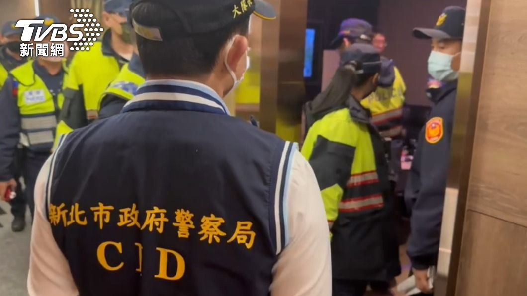 警方至KTV臨檢。(圖/TVBS)