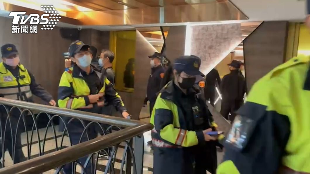 大批警力進入KTV臨檢。(圖/TVBS)
