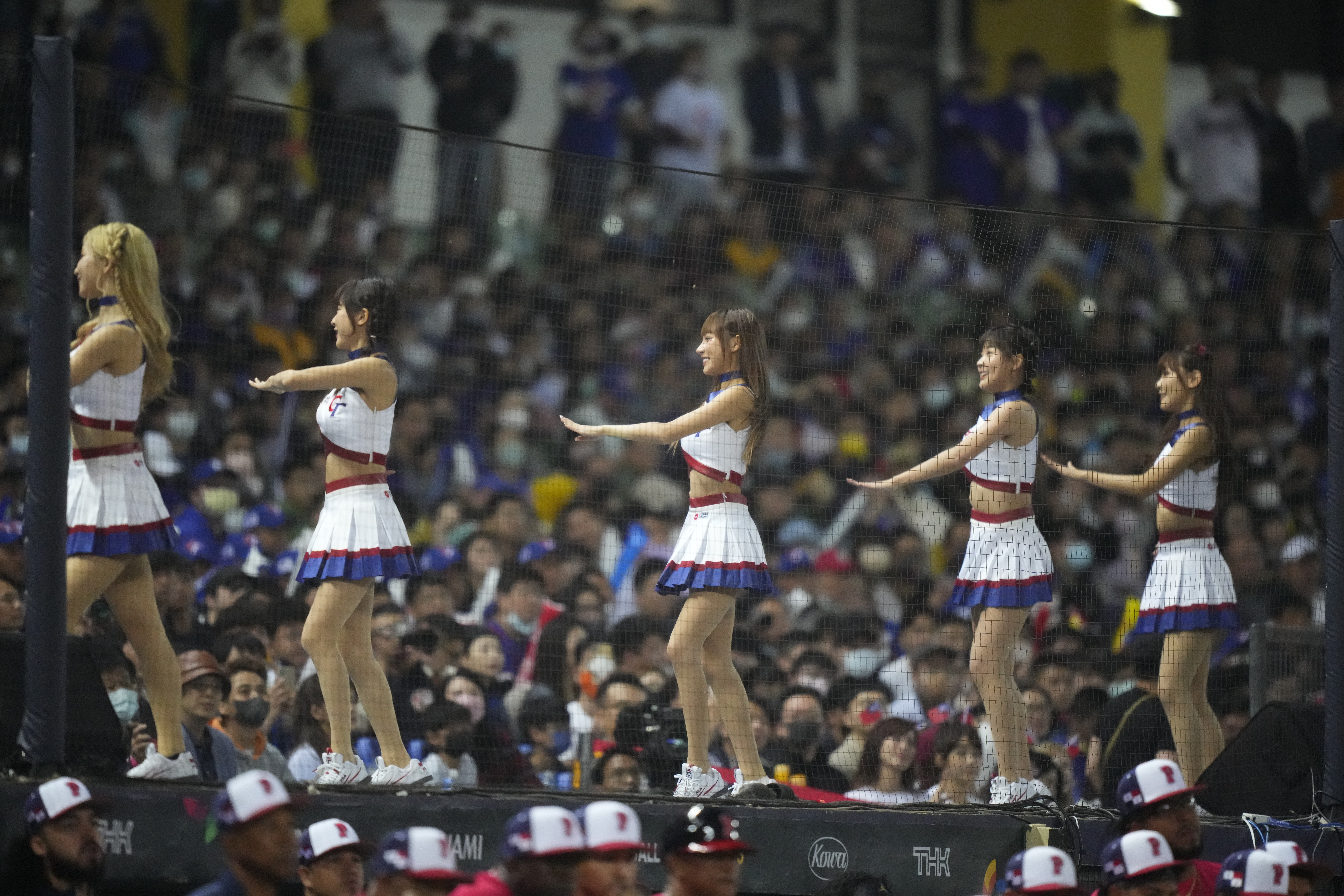 啦啦隊女神林襄(中)在經典賽首戰賣力應援中。(圖/悍創運動行銷提供)