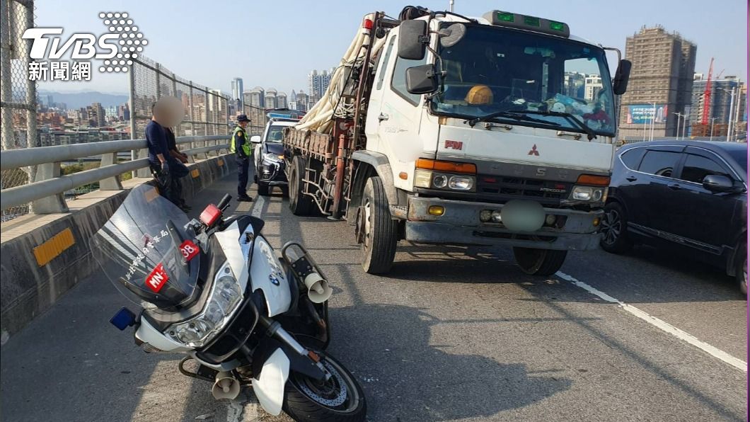 大貨車撞倒警用重機、巡邏車。(圖/TVBS)