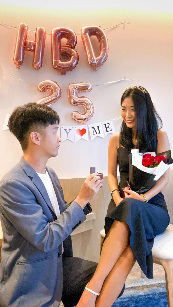香蕉在女友生日當天驚喜求婚。(圖/翻攝自香蕉 王俊傑臉書)