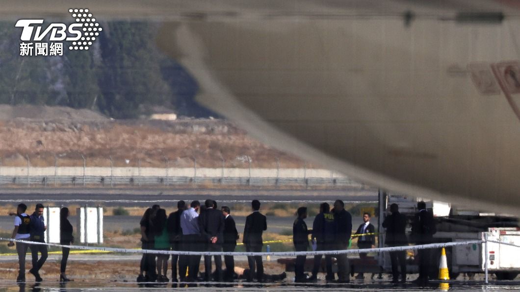 警匪在飛機下方激烈交火釀2死。(圖/達志影像路透社)