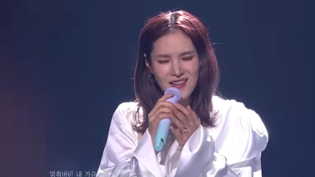 Gummy演唱《太陽的後裔》的OST〈You Are My Everything〉。(圖/翻攝自KBS 레전드 케이팝 YouTube)