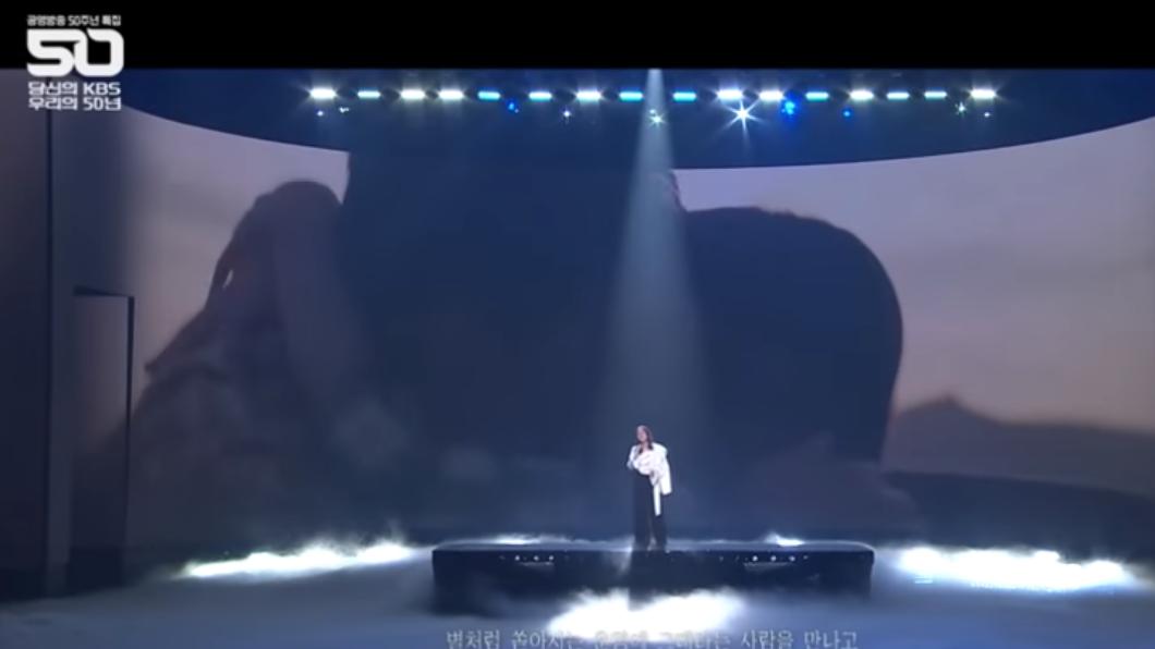 演唱會背景螢幕播放宋仲基與宋慧喬在劇中的親吻畫面。(圖/翻攝自KBS 레전드 케이팝 YouTube)