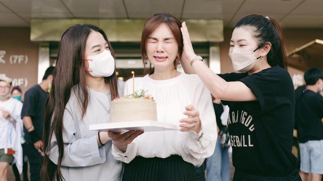Ella（中）去年生日時，在工作期間收到Hebe（左）和Selina的應援餐車及生日祝福，讓她當場淚崩。（圖／翻攝自Hebe臉書）