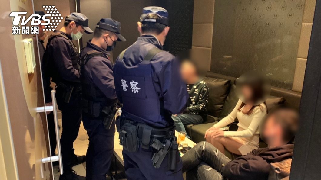 警方逐一盤查身分。（圖／TVBS）