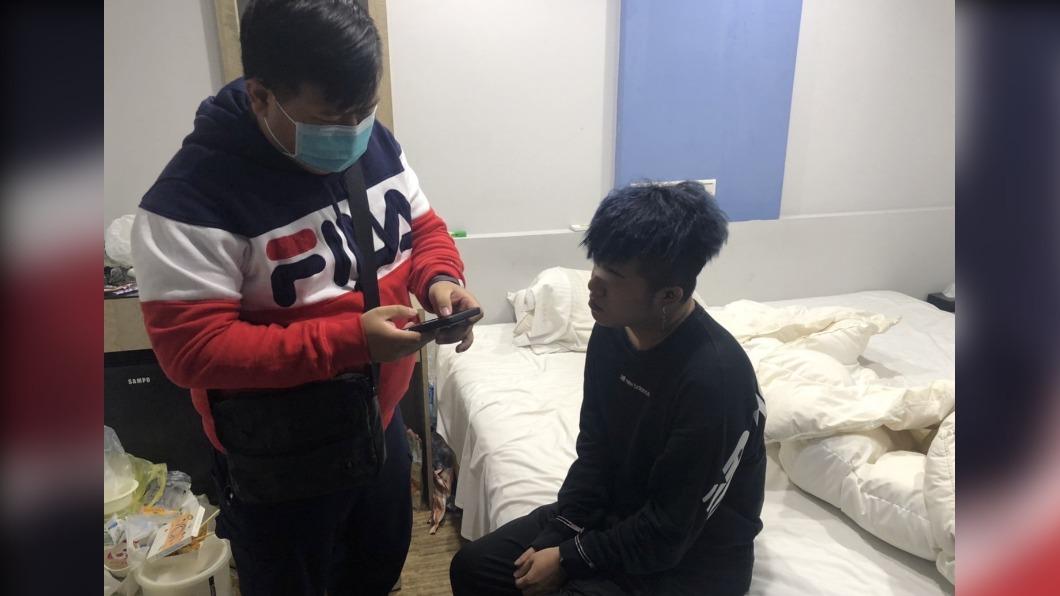 嫌犯在賓館遭警方逮捕(圖/警方提供)