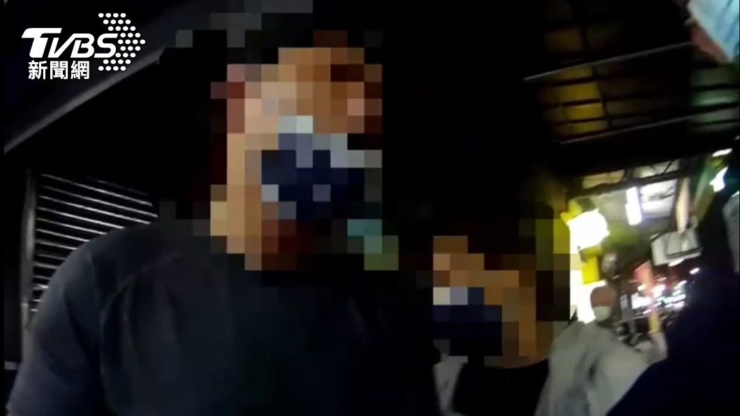 警方盤查時，為掩護通緝犯女友，丁男一肩扛起刑責。（圖／TVBS）
