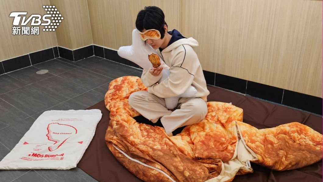 上傳和餐點的合照和標記指定標籤，就有機會獲得「和風炸雞睡袋」。（圖／葉韋辰攝）