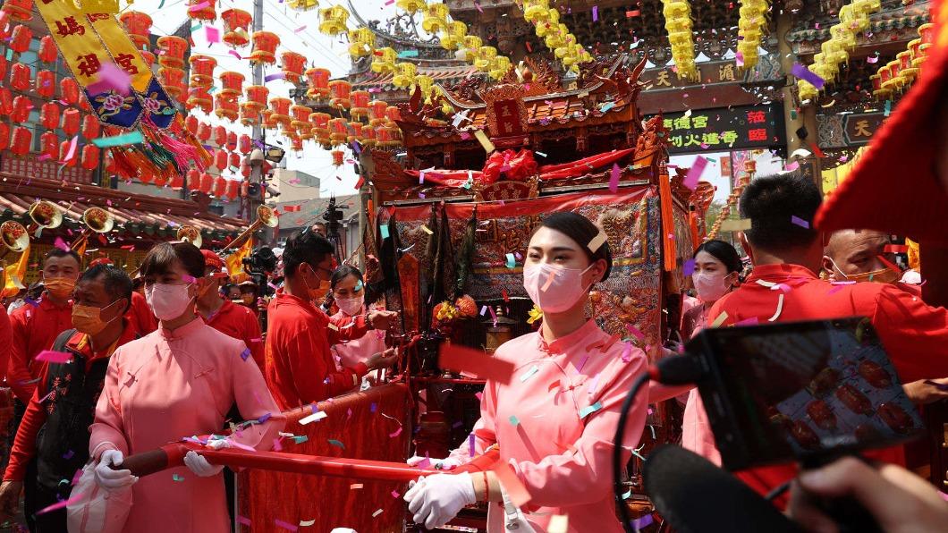 堪稱最美進香隊伍!龍德宮四媽祖抵鹿港 萬人熱情接駕