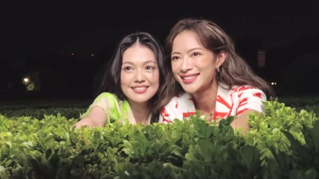 蜜雪(左)和薇琪為了新專輯拍攝宣傳照。(圖/翻攝自蜜雪薇琪YouTube)
