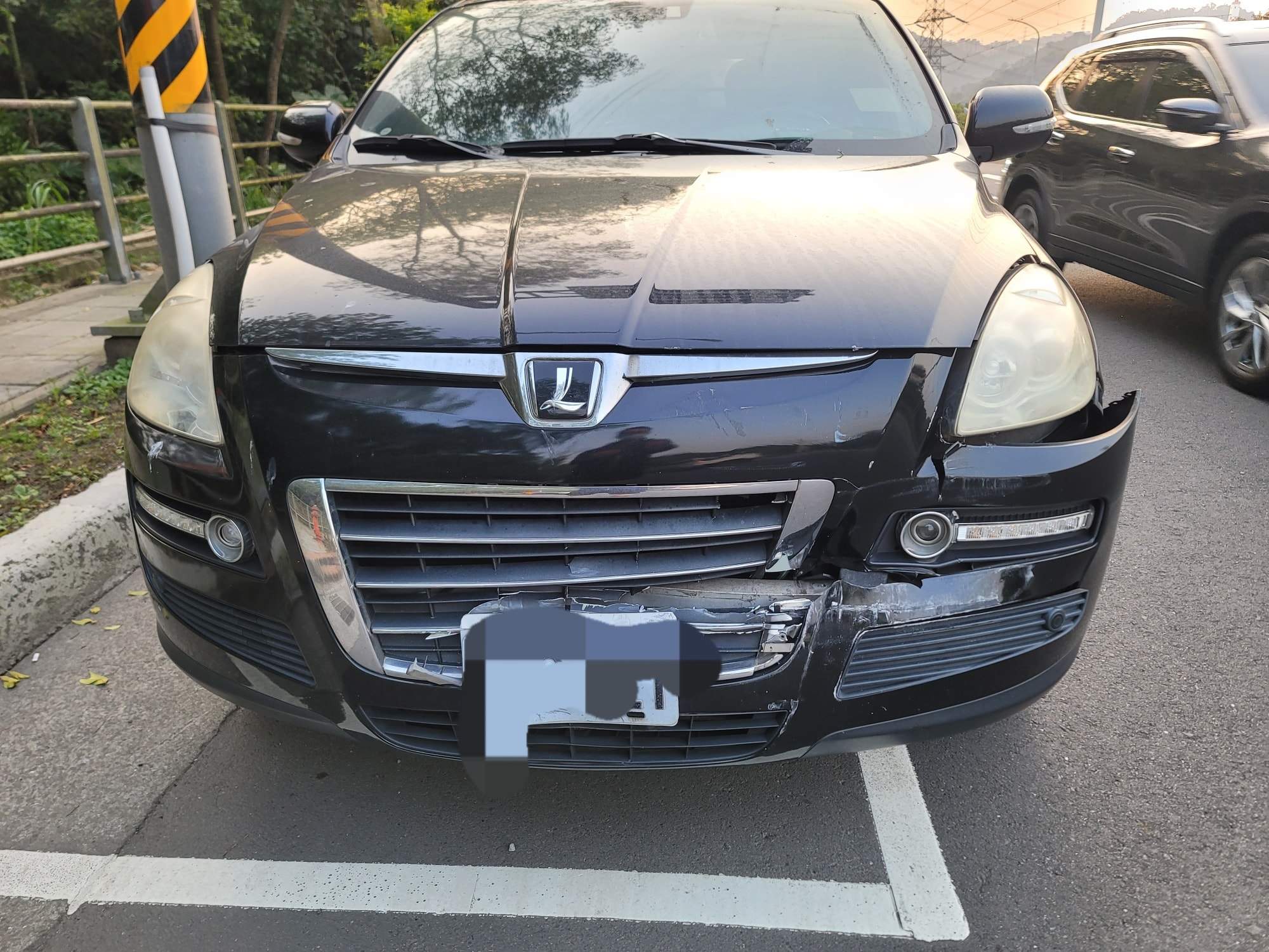 陳霆的車子保險桿被撞到斷裂。(圖/翻攝自陳霆臉書)