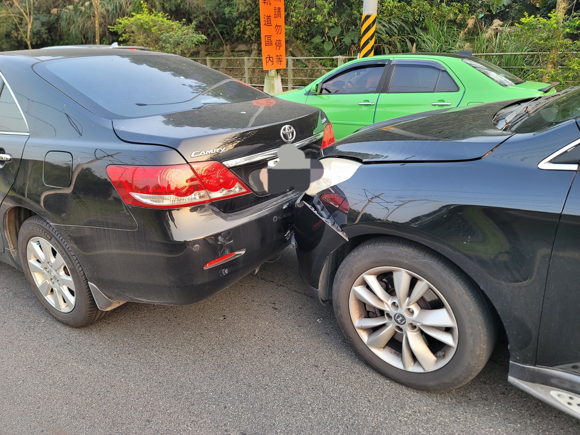 陳霆煞車不及,撞上前方的車。(圖/翻攝自陳霆臉書)