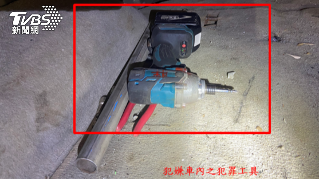 竊賊自備電鑽行竊。(圖/TVBS)