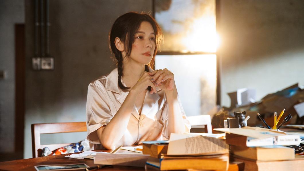 徐若瑄看粉絲的信哭出來。(圖/索尼音樂提供)