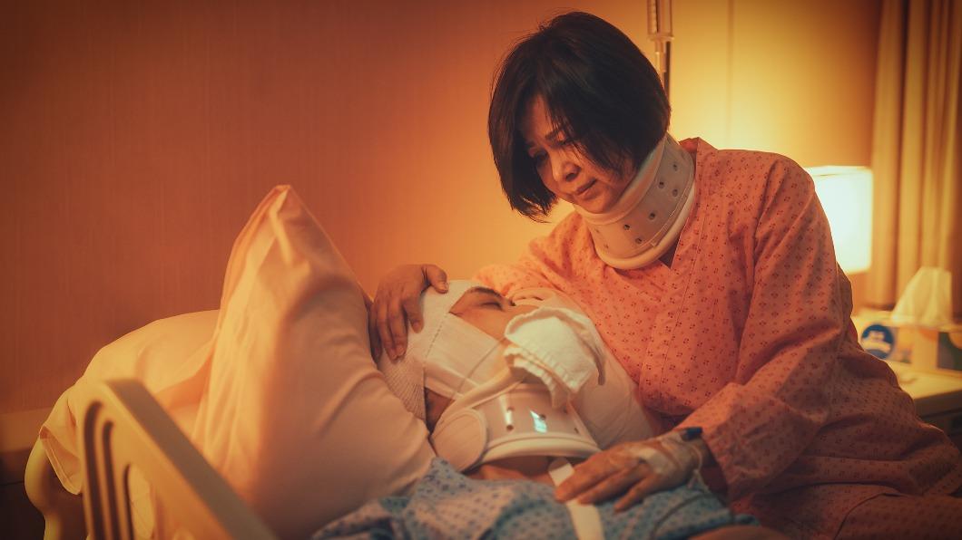楊貴媚淚崩吐煎熬心境 朝他口中「狂塞毛巾」慘忍場面曝光