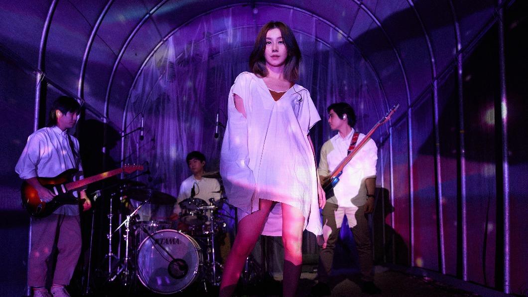 白安帶來經典歌曲〈是什麼讓我遇見這樣的你〉。(圖/相信音樂提供)