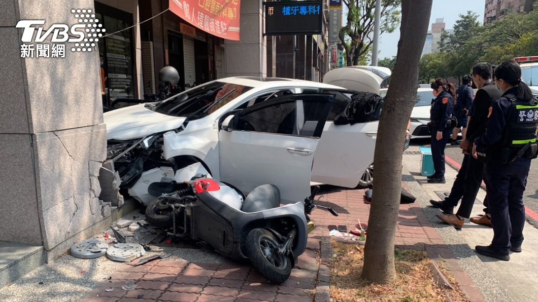 3條通拒檢撞警車!警慘掛門外遭拖行 恐怖畫面曝