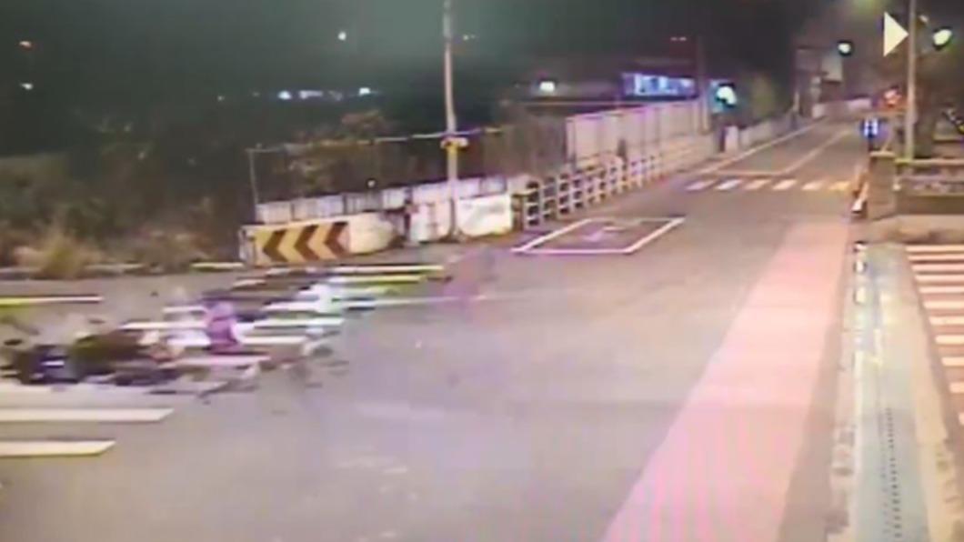 機車零件散落一地,可見撞擊力道之大。(圖/台中市霧峰分局提供)