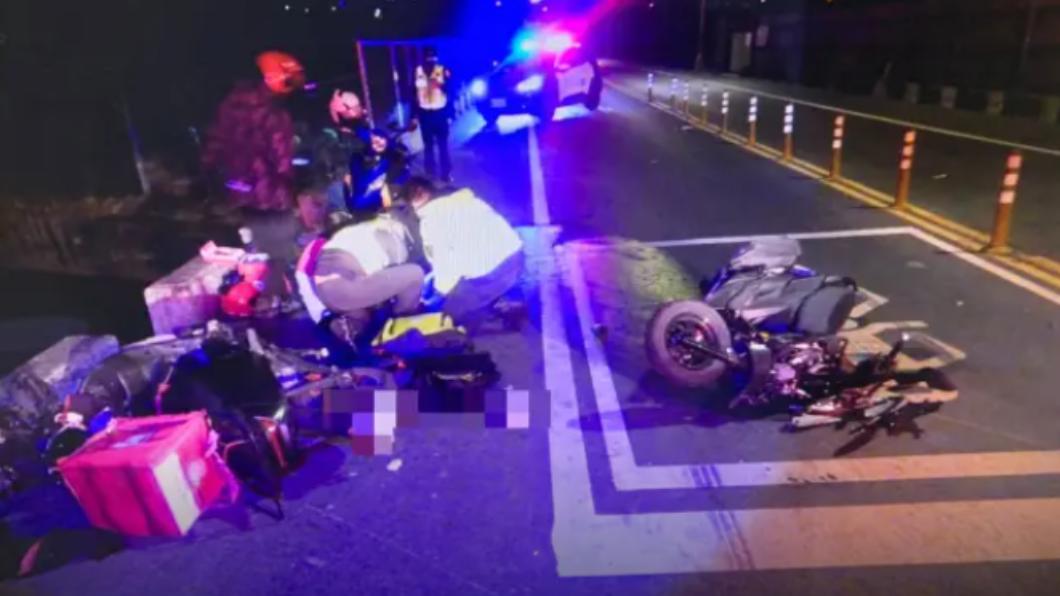 台中2機車恐怖對撞!車頭被撞稀巴爛 女騎士骨折送醫