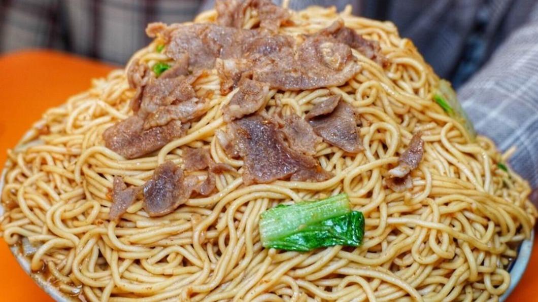 巨無霸羊肉炒麵（100元）的分量驚人，價錢更是便宜佛心，4人一起分享也能吃很飽。（圖／痴吃的玩提供）