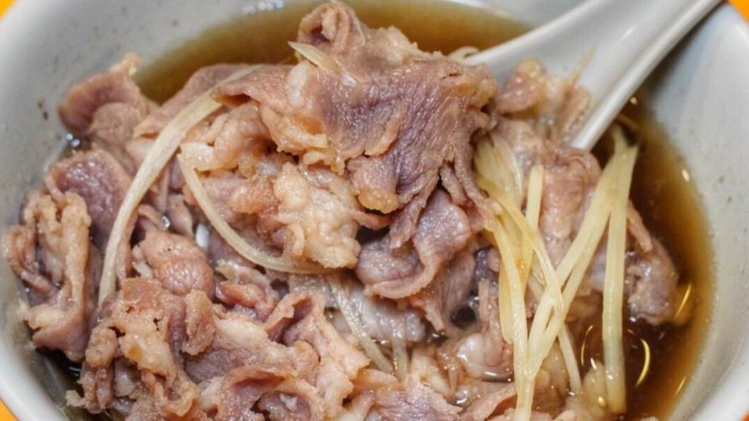 天氣轉涼可以點一碗「當歸肉片湯」（100元），整碗的羊肉片吃起來超滿足。（圖／痴吃的玩提供）