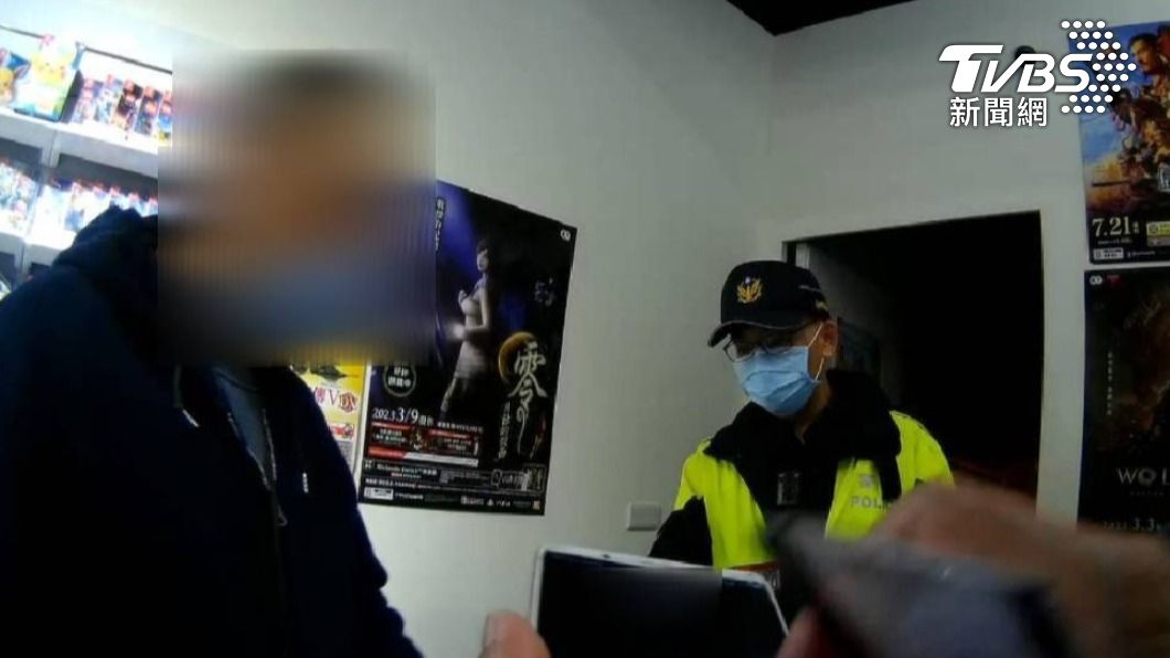 男子因有身障疾病，和媽媽走失後在大街上不知所措，民眾協助報警。（圖／TVBS）