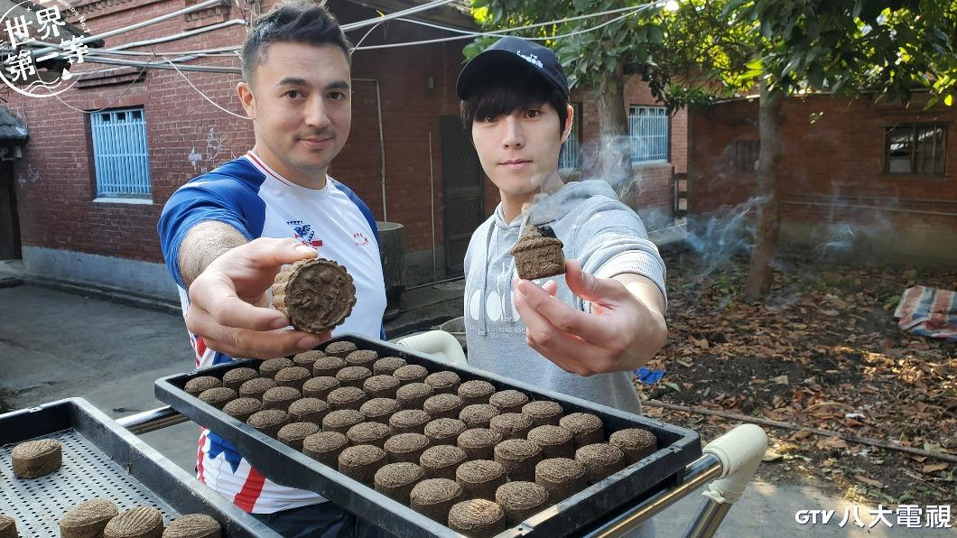 唐振剛（右）與班傑一同體驗用牛屎做薰香。（圖／八大提供）