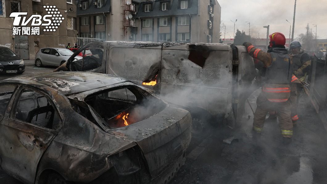 烏克蘭首都基輔(Kyiv)車輛被飛彈炸成廢鐵。(圖/達志影像路透社)