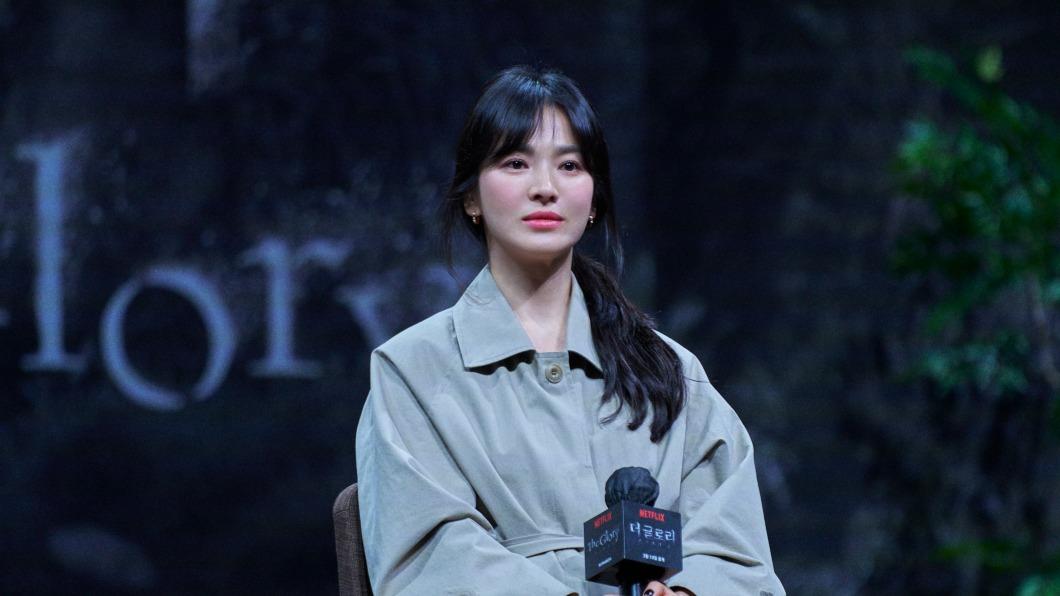 為準備裸身亮出傷疤的場面,宋慧喬整整3天只吃香蕉,甚至拍戲前一天滴水不沾。(圖/Netflix提供)