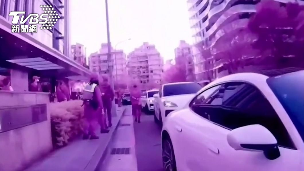 警方驅趕違停車輛。（圖／TVBS）