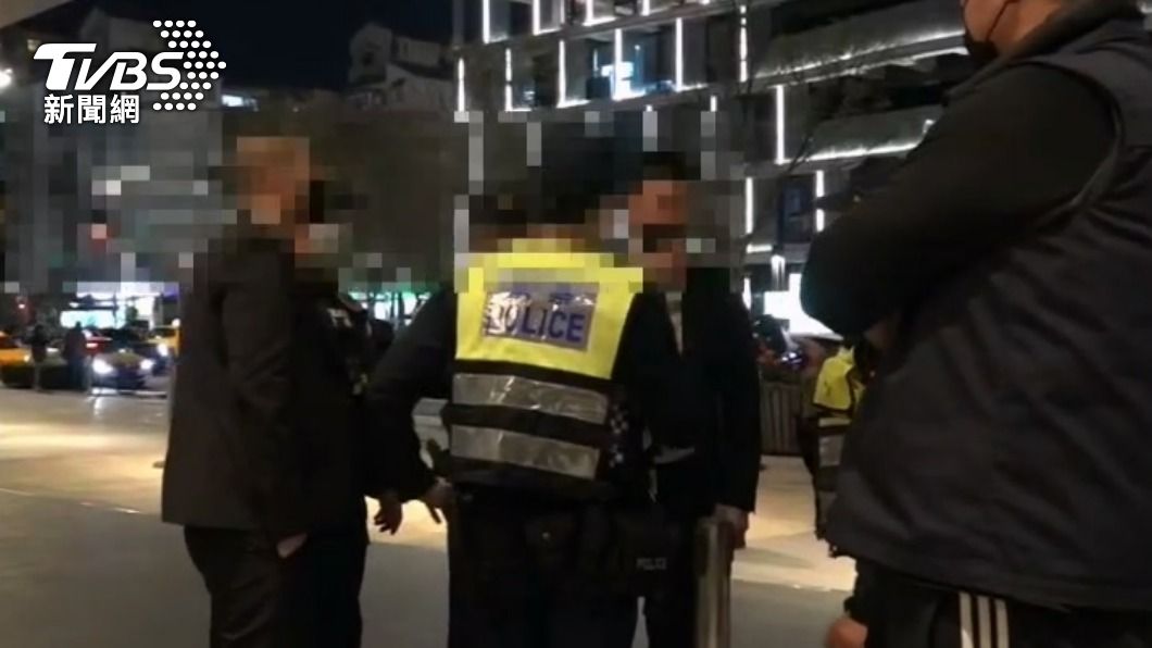 男子一度試圖闖關被警方攔下。（圖／TVBS）