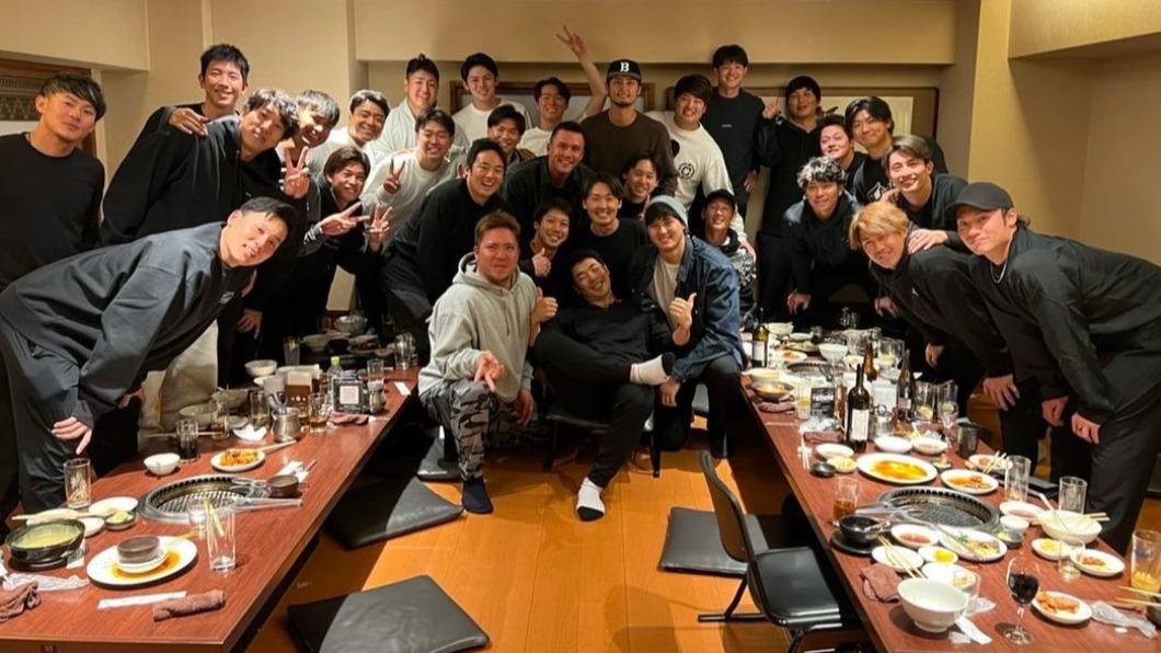 宿敵之戰!日本武士隊先嗑150人份韓式燒肉 帳單15cm厚